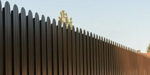 Сравнение заборов из профнастила и других материалов