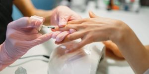Как выбрать материалы для маникюра, чтобы покрытие держалось дольше